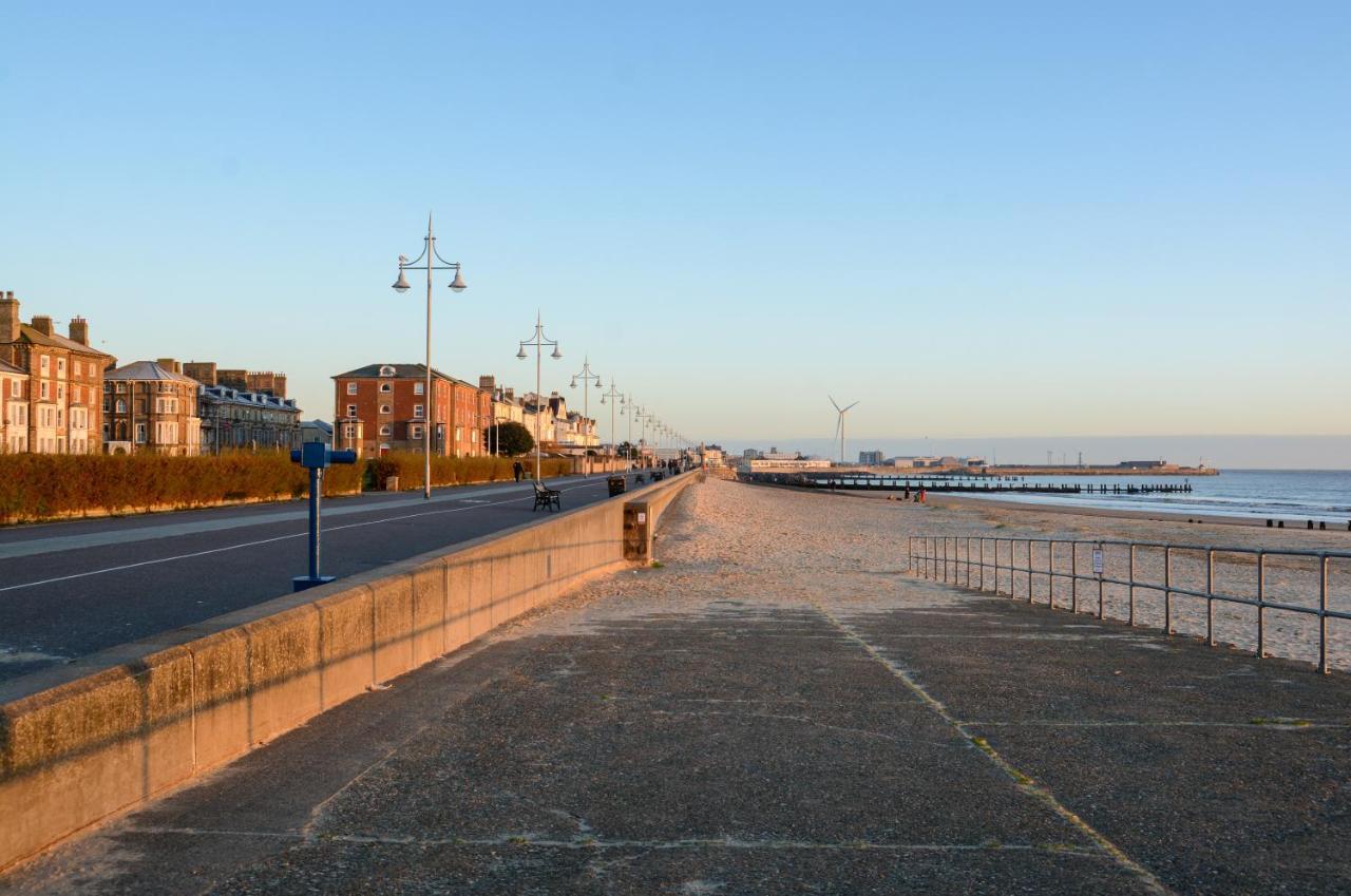 Sea Views Stunning 2 Bedroom Apartment # Lowestoft Exteriör bild