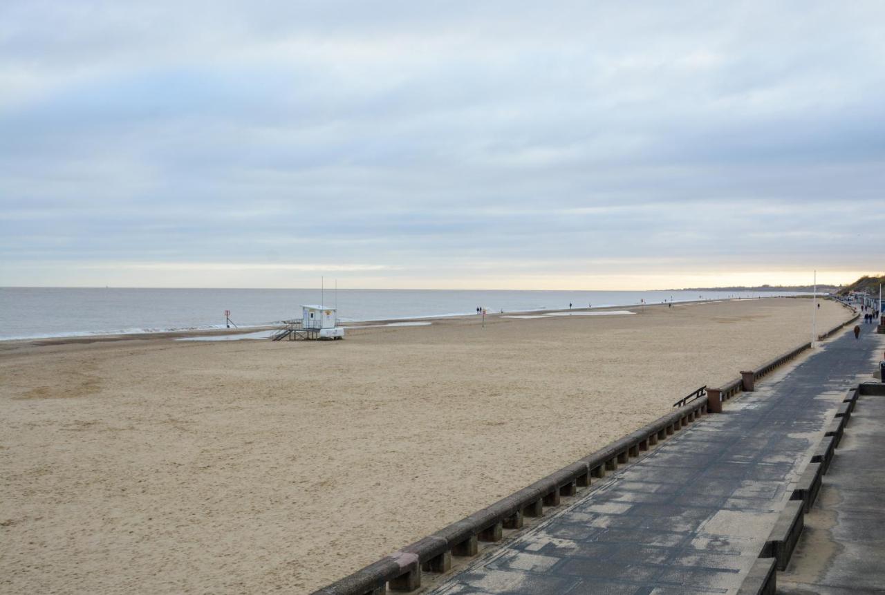 Sea Views Stunning 2 Bedroom Apartment # Lowestoft Exteriör bild