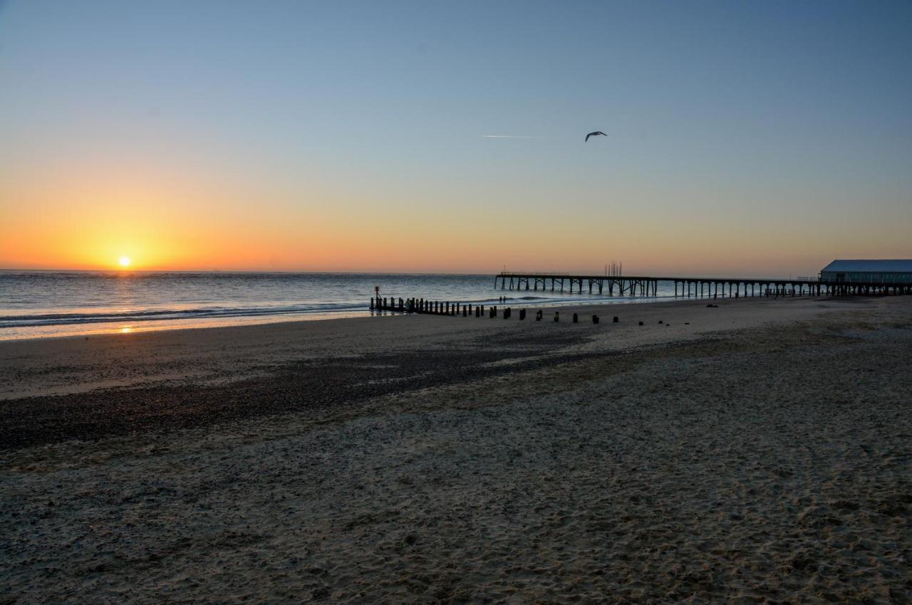 Sea Views Stunning 2 Bedroom Apartment # Lowestoft Exteriör bild